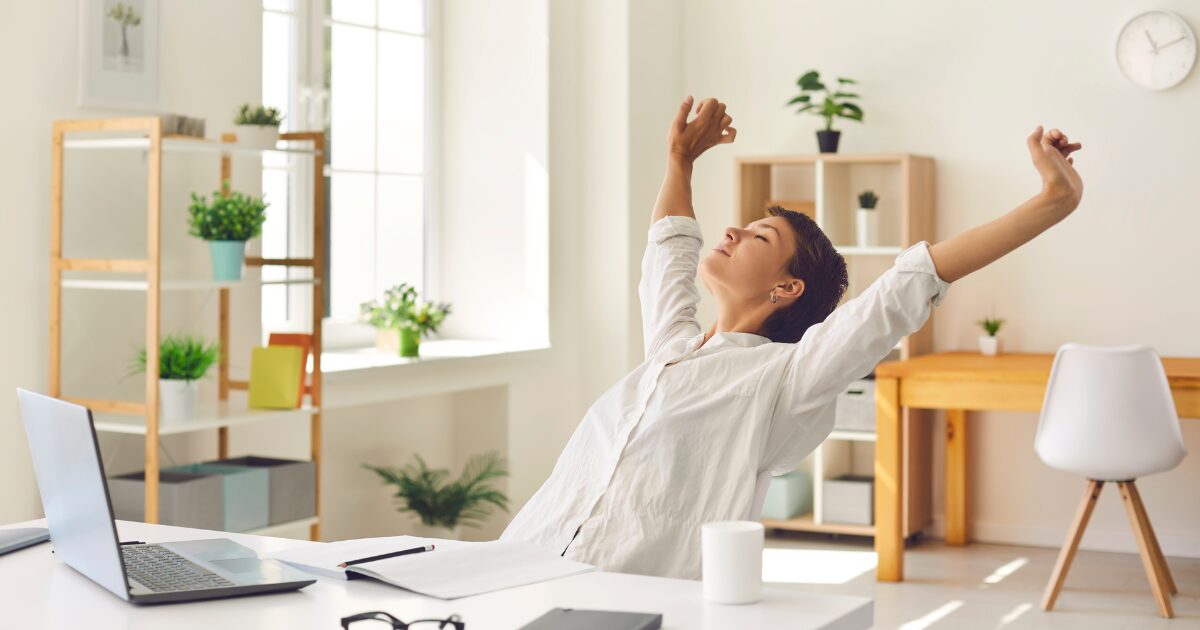 転職1ヶ月後のストレスを解消できて、生き生きしてる女性